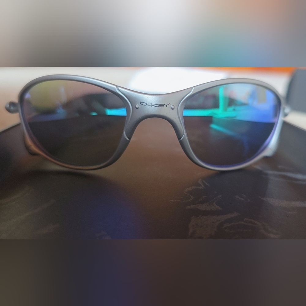 NEW Men's Oakley Matte Silver Frame Sunglasses with Dark Gray Lenses